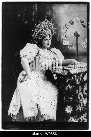 Lillian Russell, 1861-1922, drei Viertel Länge, sitzend, mit der rechten; mit Karten am Tisch, in der Tzigane (wahrsagerin) Stockfoto