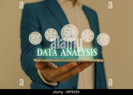 Text zeichen mit den Daten für die Analyse. Business foto Präsentation Übersetzen zahlen Analytische Schlussfolgerung Prognose männlichen menschlichen Verschleiß formale Arbeit Klage vor Stockfoto