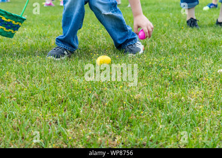 Die Hand des Kindes aufnehmen easter egg in den Warenkorb zu legen, kopieren Raum Stockfoto