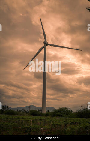 Große Windmühle mit dramatischen Himmel mit vielen Wolken im Hintergrund Stockfoto