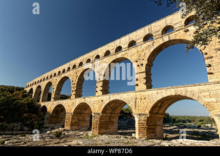 Der Pont du Gard, eine alte römische Aquädukt gebaut, um Wasser zu Nimes zu tragen. Credit: MLBARIONA/Alamy Stock Foto Stockfoto