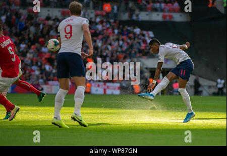 London, Großbritannien. 7. Sep 2019. England's Marcus Rashford (R) schießt während der UEFA EURO 2020 Vorrunde Gruppe A Match zwischen England und Bulgarien in London, Großbritannien an Sept. 7, 2019. Credit: Han Yan/Xinhua/Alamy leben Nachrichten Stockfoto