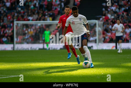 London, Großbritannien. 7. Sep 2019. England's Marcus Rashford (R) konkurriert während der UEFA EURO 2020 Vorrunde Gruppe A Match zwischen England und Bulgarien in London, Großbritannien an Sept. 7, 2019. Credit: Han Yan/Xinhua/Alamy leben Nachrichten Stockfoto