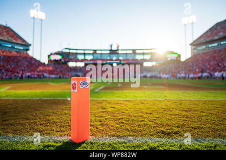 Ein Ende Zone pylon während der NCAA College Football Spiel zwischen Texas A&M und Clemson am Samstag, den 7. September 2019 im Memorial Stadium in Clemson, SC. Jakob Kupferman/CSM Stockfoto