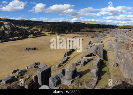 Sacsayhuaman, große Festung und Tempel Komplex durch die Inka Kultur in den Hügeln oberhalb von Cusco, Peru, Südamerika. Stockfoto