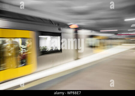 Eine S-Bahn die Plattform verlässt wie Pendler home vom Bahnhof Milson Punkt Kopf und über die Sydney Harbour Bridge auf einem Transport Sydney trainieren. Stockfoto