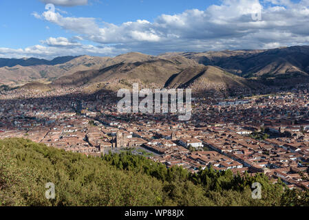 Panoramablick auf die Stadt Cusco Ruinen von Sacsayhuaman in den Hügeln, Peru, Südamerika. Stockfoto