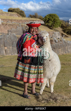 Cuzco, Peru - 14. Juli 2018. Peruanische Frau in traditionelle bunte Kleidung mit Alpaka/Lama in Sacsayhuaman, Cusco, Peru, Südamerika. Stockfoto