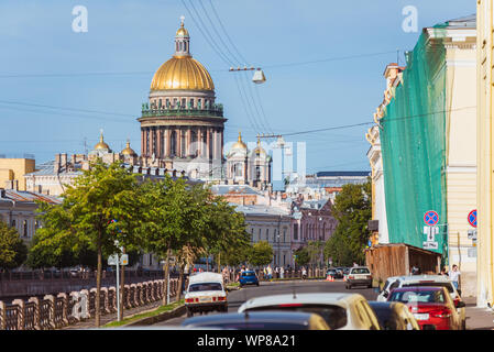 St. Petersburg, Russland - 18. August 2019: St. Isaaks Kathedrale und das Ufer des Flusses Moika an einem sonnigen Tag. Stockfoto