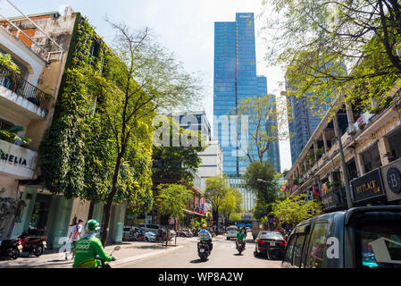 Ho Chi Minh City, Vietnam - April 13, 2019: eine Straße in der Innenstadt mit einem Haus mit vertikalen Landschaft und ein Turm von Saigon entfernt. Stockfoto