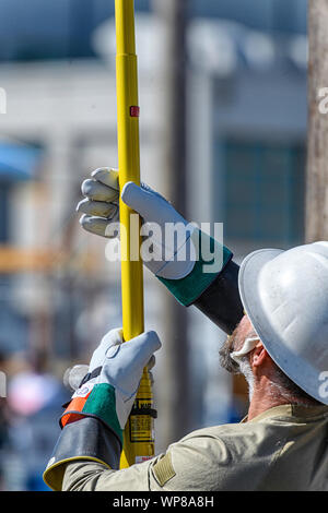 Bauarbeiter auf einer Baustelle mit einem Pol Stockfoto