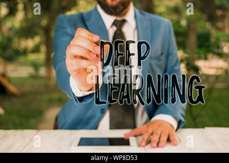 Schreiben Hinweis zeigen vertieftes Lernen. Business Konzept für hierarchische Abstraktionen künstliche Intelligenz Algorithmus Geschäftsmann hält Pen und Punkte Stockfoto