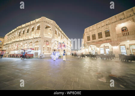 DOHA KATAR - 11. JULI 2019; Nachtaufnahme Langzeitbelichtung in Souq Waqif mit Menschen in Bewegung bluured vorbei gehen. Stockfoto