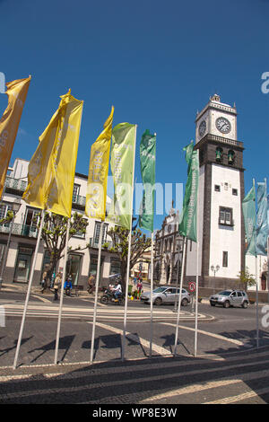 Blick auf Kirche Sao Sebastiao Turm in der Innenstadt von Ponta Delgada und die Flags mit den Namen der Dörfer in der Gemeinde. Azoren, Portugal. Stockfoto