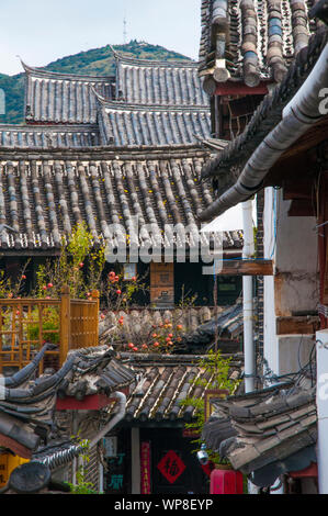 Traditionelle Dächer und Gassen der Altstadt von Lijiang, Yunnan, China Stockfoto