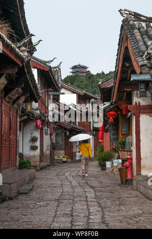 Herkömmliche Ziegeldächer und steinerner Gassen der Altstadt von Lijiang, Yunnan, China Stockfoto