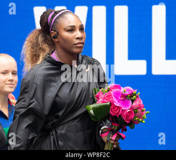 New York, NEW YORK - September 7, 2019: Serena Williams (USA) wechselt in den Hof für Frauen Finale von US Open Championships gegen Bianca Andreescu (Kanada) zu Billie Jean King National Tennis Center Stockfoto