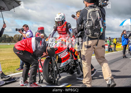 Winton, Victoria, Australien. 08.September 2019 - Australische Superbike WM Runde fünf aus Winton Motor Raceway - Rennen 1 (Runde 5) Der australische Superbike Meisterschaft Grid Walk-Nr. 46 Mike Jones Racing für Desmosport Ducati. Image credit-Brett Keating Alamy Leben Nachrichten. Stockfoto