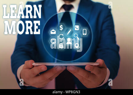 Schreiben Hinweis zeigen, erfahren Sie mehr. Business Konzept für Kenntnissen oder Fähigkeiten durch Anweisung erhebliche Lernen erworben Stockfoto