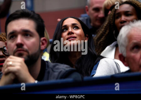 Flushing Meadows, New York, Vereinigte Staaten - 7 September 2019. Meghan Markle, die Herzogin von Sussex Uhren ihre Freundin Serena Williams spielen in der Frauen- singles Finale bei den uns heute geöffnet. Williams verloren zu den kanadischen Bianca Andreescu in drei Saetzen. Stockfoto