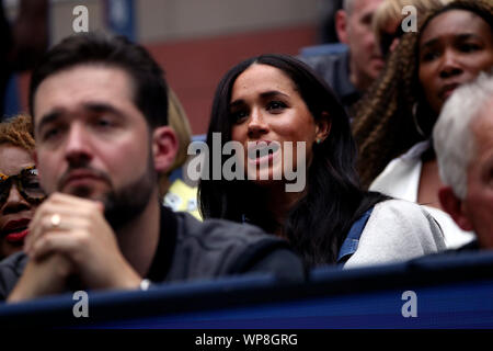 Flushing Meadows, New York, Vereinigte Staaten - 7 September 2019. Meghan Markle, die Herzogin von Sussex Uhren ihre Freundin Serena Williams spielen in der Frauen- singles Finale bei den uns heute geöffnet. Williams verloren zu den kanadischen Bianca Andreescu in drei Saetzen. Stockfoto