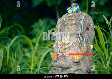 Lord Ganesha in selektiven Fokus, aus Lehm mit Hintergrund, im indischen Dorf Stockfoto