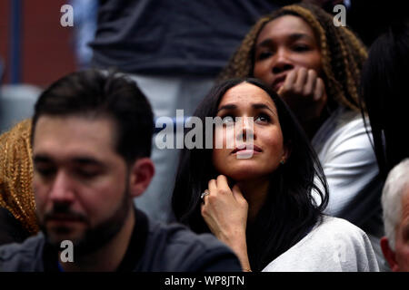 Flushing Meadows, New York, Vereinigte Staaten - 7 September 2019. Meghan Markle, die Herzogin von Sussex sieht bis auf die Anzeigetafel Momente, nachdem ihre Freundin Serena Williams in der Frauen verloren singles Finale bei den US Open heute zu den kanadischen Bianca Andreescu. Stockfoto