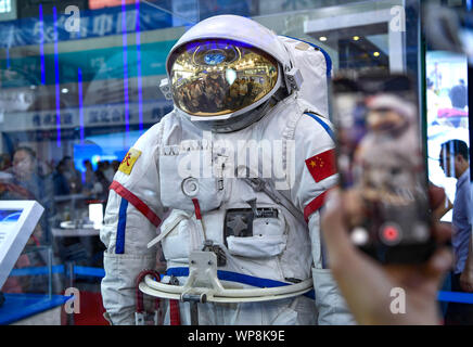 (190908) - YINCHUAN, Sept. 8, 2019 (Xinhua) - Besucher Blick auf einen Extra vehicular Mobility Unit (EMU) für ein taikonaut auf einer Ausstellung von Technologien und Geräten während des vierten China-Arab Staaten Expo in Yinchuan, Nordwesten Chinas autonomen Region Ningxia Hui, Sept. 7, 2019. Die vierte China-Arab Staaten Expo hat dazu beigetragen, die Förderung von grenzübergreifenden High-Tech-Austausch und Zusammenarbeit. Auf einer Ausstellung von Technologien und Ausrüstungen als Teil der Expo statt, die Besucher werden größere wissenschaftliche und technologische Durchbrüche und State-of-the-art Ausrüstung, die durch die Uhr entwickelt. Stockfoto