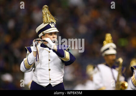 Seattle, WA, USA. 7. Sep 2019. Mitglieder der Washington Huskies marching band durchführen, bevor ein Spiel zwischen den Kalifornien goldenen Bären und Washington Schlittenhunde in Alaska Airlines Feld bei Husky Stadium in Seattle, WA. Sean Brown/CSM/Alamy leben Nachrichten Stockfoto