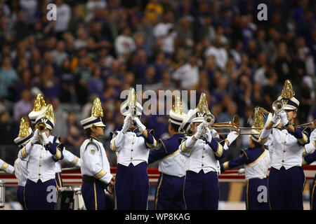 Seattle, WA, USA. 7. Sep 2019. Mitglieder der Washington Huskies marching band durchführen, bevor ein Spiel zwischen den Kalifornien goldenen Bären und Washington Schlittenhunde in Alaska Airlines Feld bei Husky Stadium in Seattle, WA. Sean Brown/CSM/Alamy leben Nachrichten Stockfoto