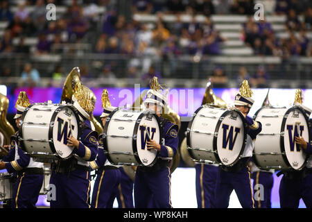 Seattle, WA, USA. 7. Sep 2019. Mitglieder der Washington Huskies marching band durchführen, bevor ein Spiel zwischen den Kalifornien goldenen Bären und Washington Schlittenhunde in Alaska Airlines Feld bei Husky Stadium in Seattle, WA. Sean Brown/CSM/Alamy leben Nachrichten Stockfoto