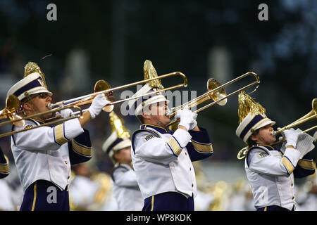 Seattle, WA, USA. 7. Sep 2019. Mitglieder der Washington Huskies marching band durchführen, bevor ein Spiel zwischen den Kalifornien goldenen Bären und Washington Schlittenhunde in Alaska Airlines Feld bei Husky Stadium in Seattle, WA. Sean Brown/CSM/Alamy leben Nachrichten Stockfoto