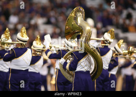 Seattle, WA, USA. 7. Sep 2019. Mitglieder der Washington Huskies marching band durchführen, bevor ein Spiel zwischen den Kalifornien goldenen Bären und Washington Schlittenhunde in Alaska Airlines Feld bei Husky Stadium in Seattle, WA. Sean Brown/CSM/Alamy leben Nachrichten Stockfoto