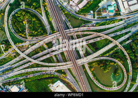 Expressway transport verkehr Straße mit Bewegung des Fahrzeugs Logistikkonzept Luftaufnahme Stockfoto