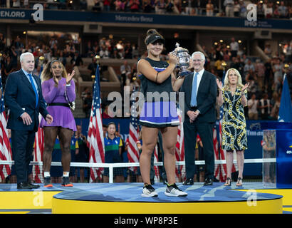 New York, NY - 7. September 2019: Bianca Andreescu (Kanada) wirft mit Trophäe nach Frauen gewinnen Finale von US Open Championships gegen Serena Williams (USA) an Billie Jean King National Tennis Center Stockfoto