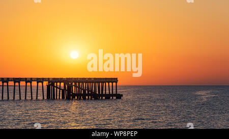 Meer Pier gegen den Sonnenuntergang Stockfoto