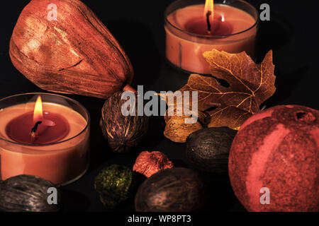 Happy Thanksgiving Day Hintergrund, Tisch mit Teelichter, Kerzen, Vanille Spice, Kürbisse, Kerzen und Blätter im Herbst eingerichtet. Schöner Urlaub Au Stockfoto