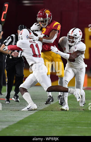 Los Angeles, Kalifornien, USA. 7. Sep 2019. CA. USC Trojans wide receiver Amon-Ra St. Braun #8 fängt den Pass für einen ersten Abstieg in Aktion im ersten Quartal des NCAA Football Spiel zwischen den USC Trojans und dem Stanford Kardinal am Kolosseum in Los Angeles, Kalifornien. Obligatorische Photo Credit: Louis Lopez/CSM/Alamy leben Nachrichten Stockfoto