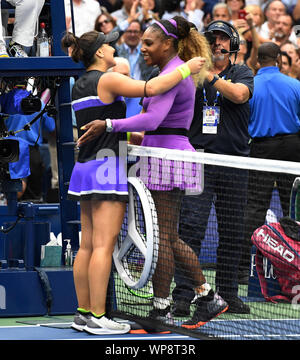 Flushing Meadows New York US Open Tennis Tag 12 06/09/2019 Bianca Adreescu (CAN) umfasst nach Serena Williams gewinnt sie Damen Singles Foto Roger Parker International Sport Fotos Ltd/Alamy leben Nachrichten Stockfoto