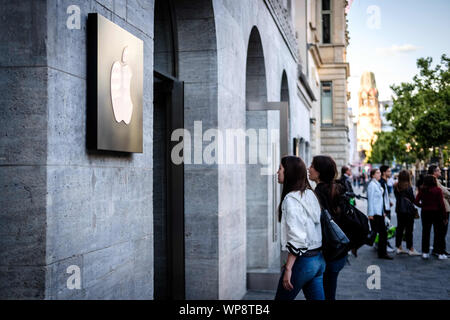 Berlin, Deutschland. 10. Juli 2019. Kunden gehen auf einen Eingang von Apple Store in Berlin gesehen. Credit: Hendrik Osula/SOPA Images/ZUMA Draht/Alamy leben Nachrichten Stockfoto