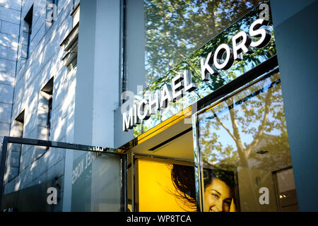 Berlin, Deutschland. 10. Juli 2019. Blick auf den Eingang der Kleidung Marke Fossil Store in Berlin. Credit: Hendrik Osula/SOPA Images/ZUMA Draht/Alamy leben Nachrichten Stockfoto