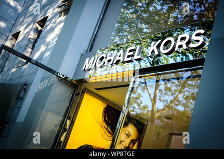 Berlin, Deutschland. 10. Juli 2019. Blick auf den Eingang der Kleidung Marke Fossil Store in Berlin. Credit: Hendrik Osula/SOPA Images/ZUMA Draht/Alamy leben Nachrichten Stockfoto