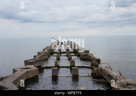 Gebrochene Stein dock Stretching auf Lake Michigan in Manitowoc, Wisconsin Stockfoto