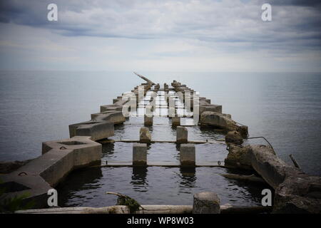 Gebrochene Stein dock Stretching auf Lake Michigan in Manitowoc, Wisconsin Stockfoto