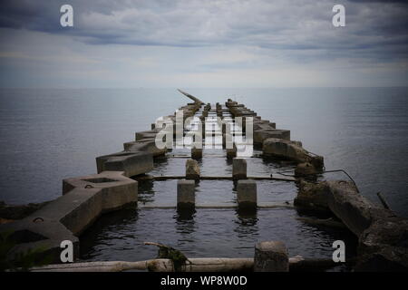 Gebrochene Stein dock Stretching auf Lake Michigan in Manitowoc, Wisconsin Stockfoto