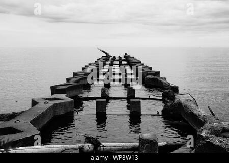 Gebrochene Stein dock Stretching auf Lake Michigan in Manitowoc, Wisconsin Stockfoto