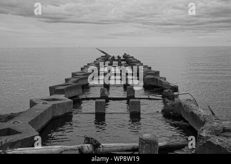 Gebrochene Stein dock Stretching auf Lake Michigan in Manitowoc, Wisconsin Stockfoto