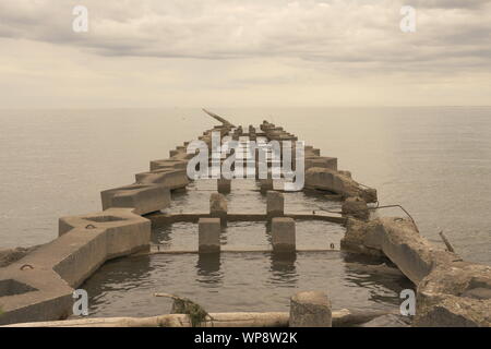 Gebrochene Stein dock Stretching auf Lake Michigan in Manitowoc, Wisconsin Stockfoto