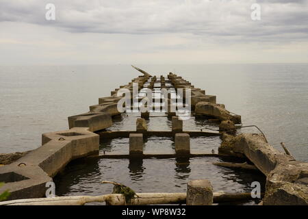 Gebrochene Stein dock Stretching auf Lake Michigan in Manitowoc, Wisconsin Stockfoto