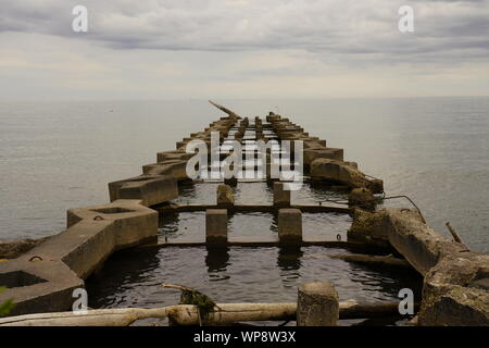 Gebrochene Stein dock Stretching auf Lake Michigan in Manitowoc, Wisconsin Stockfoto